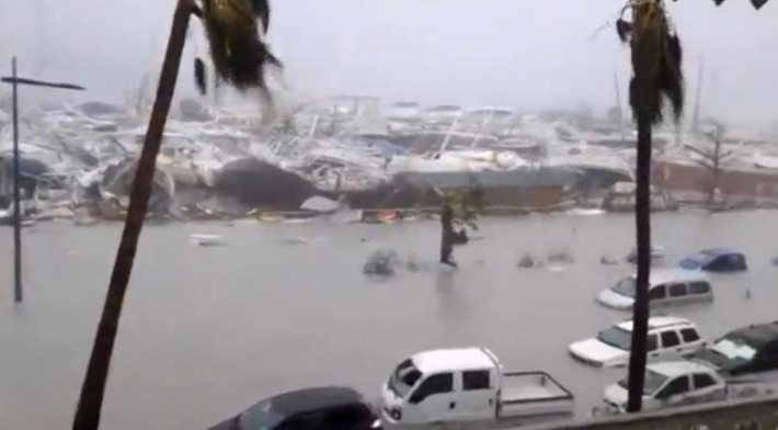 Cảnh ngập lụt kinh hoàng tại một khu vực trên đảo St. Martin thuộc Pháp sau khi siêu bão Irma đổ bộ vào nơi này. Ảnh: Reuters.