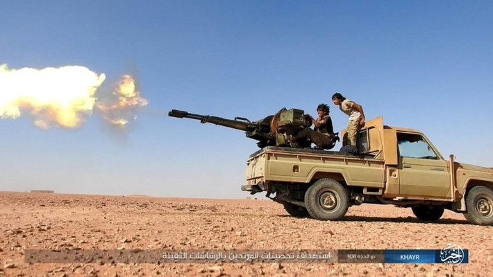 Biết trước đoàn xe IS sắp tràn đến, các binh sĩ Syria và PMU đã tạm thời rút lui khỏi tiền tuyến trên ranh giới giữa tỉnh Deir Ezzor và tỉnh Homs. Ảnh: AMN.