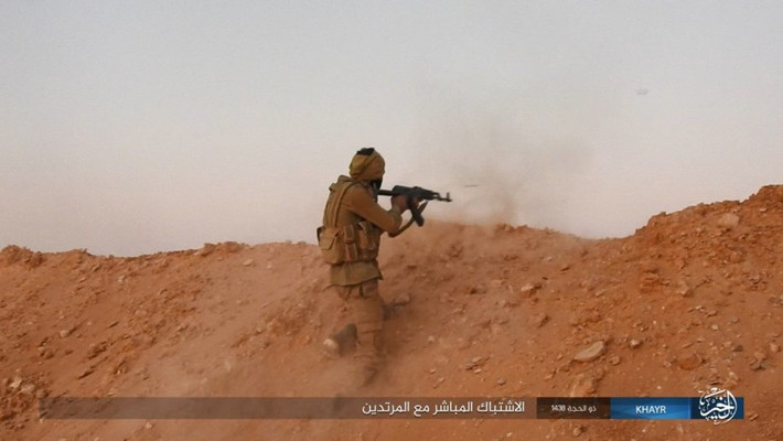 Một tay súng IS ngắm bắn lực lượng Syria. Ảnh: AMN.