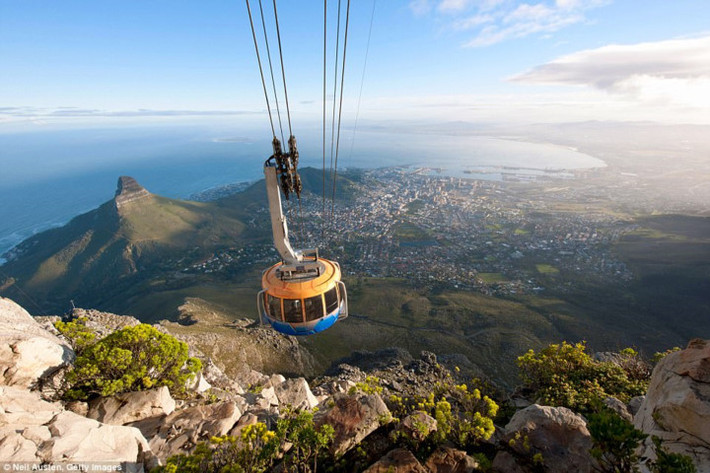 Cape Town. Tới đây để tận hưởng khung cảnh thiên đường từ đỉnh núi Bàn ở Cape Town, nơi đầu bạn sẽ ở ngay dưới những đám mây. Với những ngọn núi cao chót vót, những bãi biển xanh ngắt và các vườn nho đẳng cấp thế giới, Cape Town có tất cả.