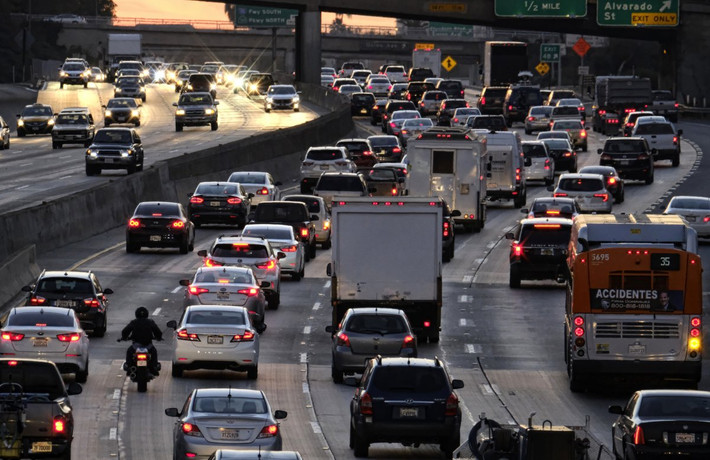 Los Angeles là một trong những thành phố tắc đường khủng khiếp nhất nước Mỹ năm 2017, khi người tham gia giao thông phải mất thêm 45% thời gian (so với thời gian trung bình) để di chuyển đến bất cứ nơi nào trong thành phố này. Ảnh: BI.