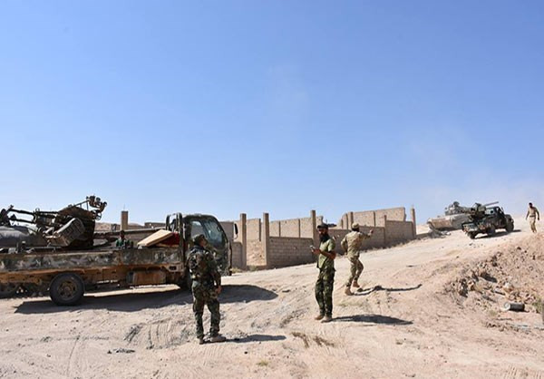 Theo Al Masdar News, ngày 17/9, quân đội Syria đã nối lại chiến dịch quân sự quy mô lớn ở phía tây bắc Deir Ezzor, giải phóng vùng lãnh thổ rộng lớn khỏi ách chiếm đóng của phiến quân IS. Ảnh: FNA.