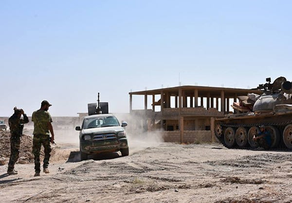“Ngoài ra, quân đội Syria cũng tái chiếm nhiều giếng dầu xung quanh thị trấn ở vùng nông thôn phía tây bắc tỉnh Deir Ezzor”, nguồn tin nói thêm. Ảnh: FNA.