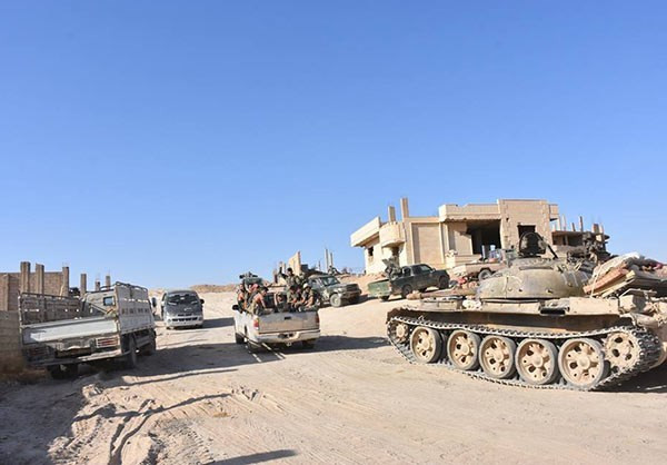 Xe quân sự của lực lượng Syria tham gia chiến dịch giải phóng Deir Ezzor. Ảnh: FNA.