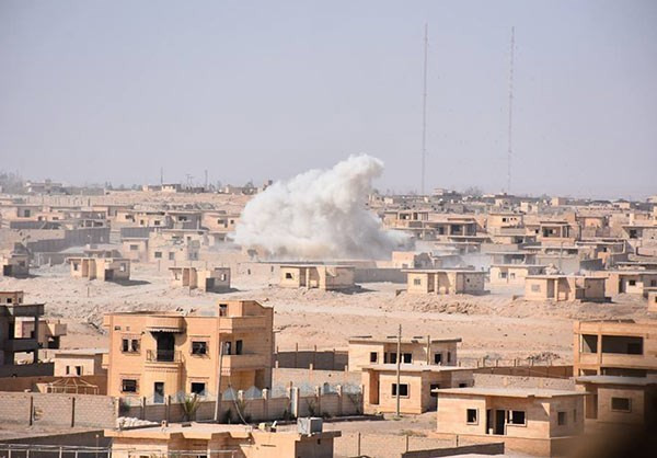 Trước đó, Fars (Iran) đưa tin, quân đội Syria đã giành lại quyền kiểm soát trường Đại học Jarizeh, vùng Tal al-Maqzelah, trường al-Rowad ở khu Jamiyat al-Rowad gần thị trấn al-Baqiliyeh cùng nhiều khu dân cư trong thị trấn này ở Deir Ezzor. Ảnh: FNA.