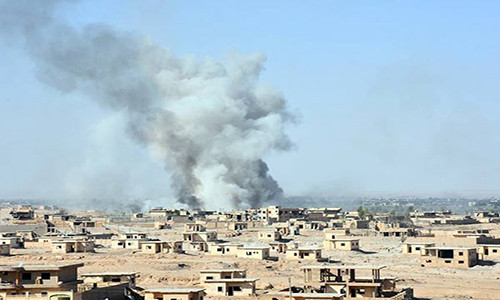 Khói bốc lên trong các cuộc giao tranh tại Deir Ezzor. Ảnh: FNA.