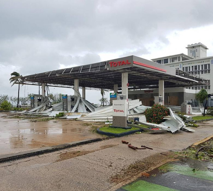Trạm xăng ở San Juan cũng bị hư hại nặng. Ảnh: Reuters.