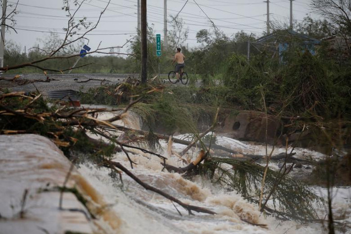Con đường ngập lụt ở Guayama, Puerto Rico. Ảnh: Reuters.