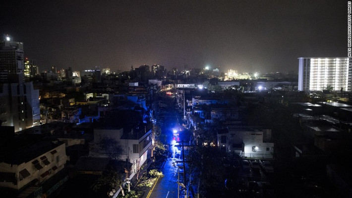 Thành phố San Juan chìm trong bóng tối do siêu bão Maria đã khiến toàn đảo Puerto Rico mất điện. Ảnh: CNN.