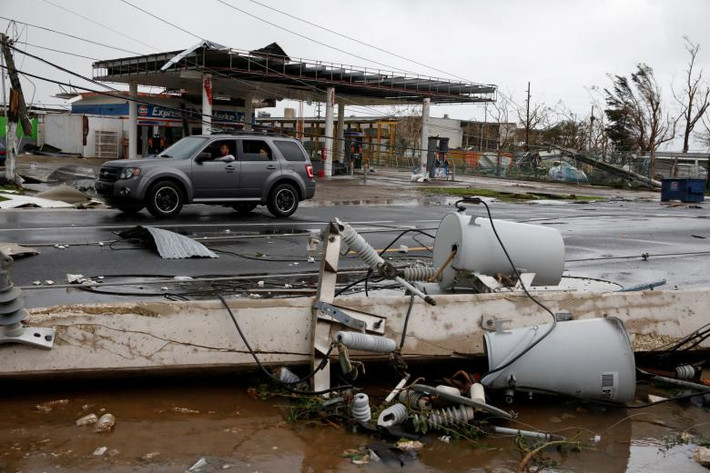 Đường phố ngổn ngang ở Guayama sau khi bão Maria đi qua. Ảnh: Reuters.
