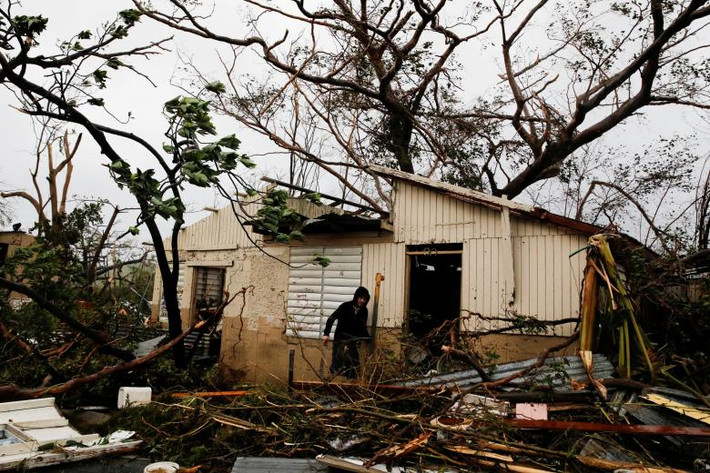 Siêu bão Maria mang theo những cơn mưa lớn và gió mạnh đã tấn công vùng lãnh thổ Puerto Rico của Mỹ. CNN cho biết, một người đàn ông đã thiệt mạng do bão Maria. Ảnh: Reuters.