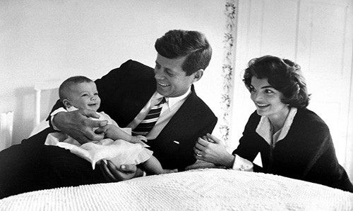 Vợ chồng Thượng nghị sĩ Kennedy hạnh phúc bên cô con gái nhỏ, Caroline, ngày 25/3/1958. Ảnh: ATI.