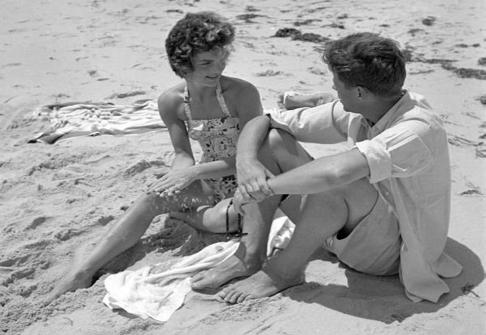 Đôi tình nhân ngồi tâm sự trên bãi biển trong kỳ nghỉ hồi tháng 6/1953. Ảnh: ATI.