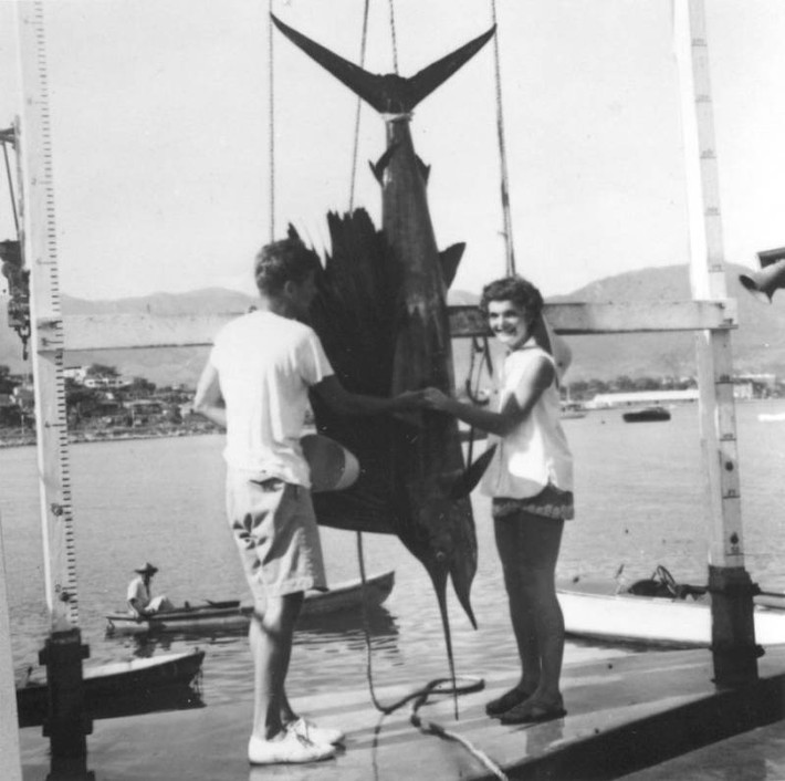 Cặp vợ chồng mới cưới tận hưởng tuần trăng mật ở Acapulco, Mexico, hồi tháng 9/1953. Ảnh: ATI.
