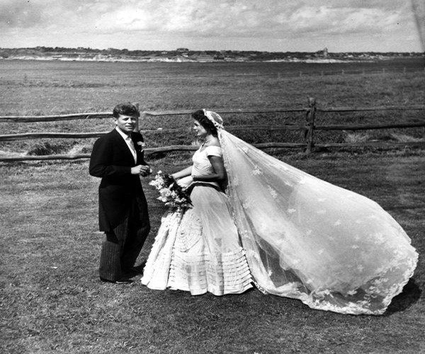 John và Jackie chụp ảnh cưới. Ảnh: ATI.