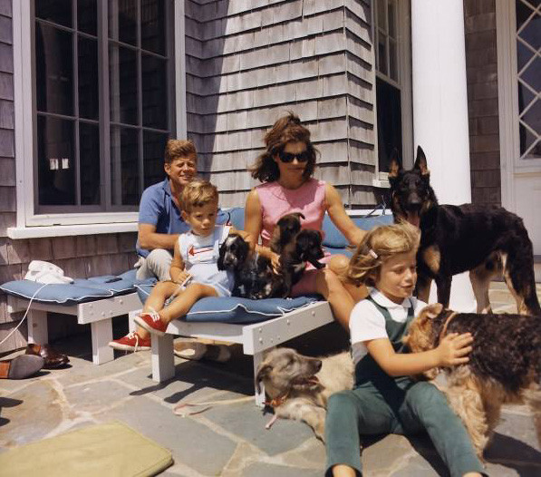 Các thành viên trong gia đình Kennedy quây quần vào cuối tuần ở Hyannis Port ngày 14/8/1963. Ảnh: ATI.