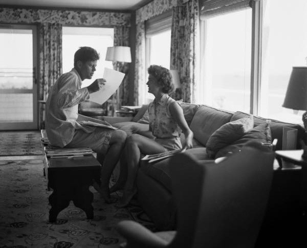 Cặp đôi trao đổi trong kỳ nghỉ ở Hyannis Port hồi tháng 6/1953. Ảnh: ATI.