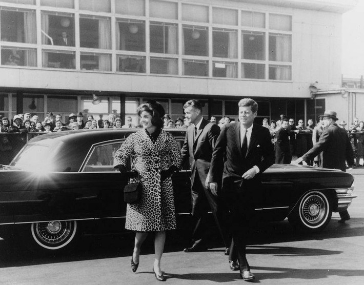 Vợ chồng Tổng thống Kennedy lên đường thăm Ấn Độ và Pakistan ngày 8/3/1962. Ảnh: ATI.