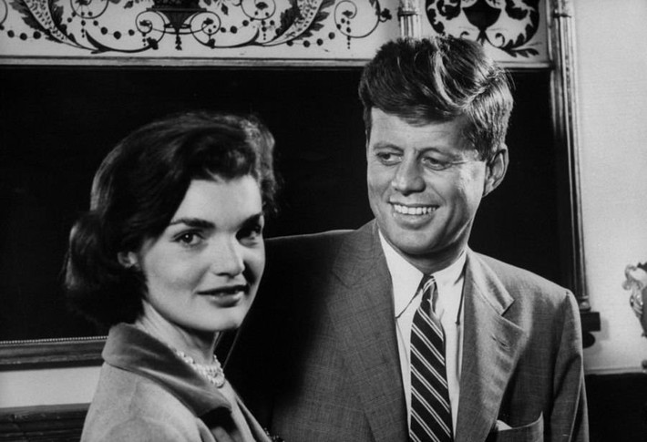 John F.Kennedy chụp ảnh cùng phu nhân, Jackie, cho Tạp chí LIFE hồi tháng 10/1955. Ảnh: ATI.