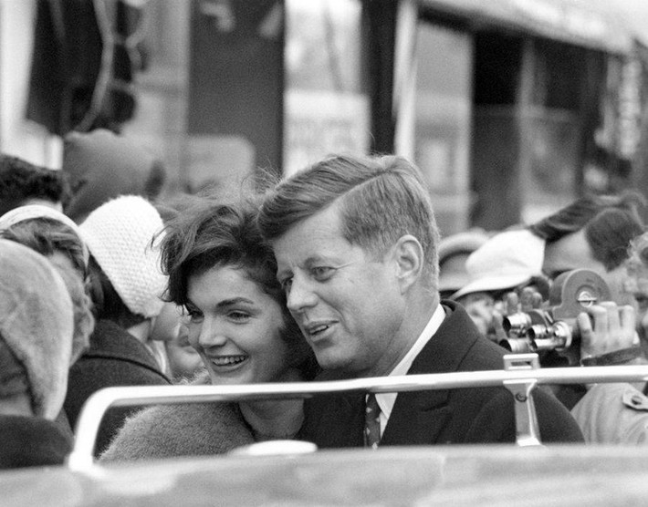 Thượng nghị sĩ Kennedy và phu nhân, Jackie, trên phố Main ở Fort Atkinson, bang Wisconsin, ngày 16/2/1960. Ảnh: ATI.