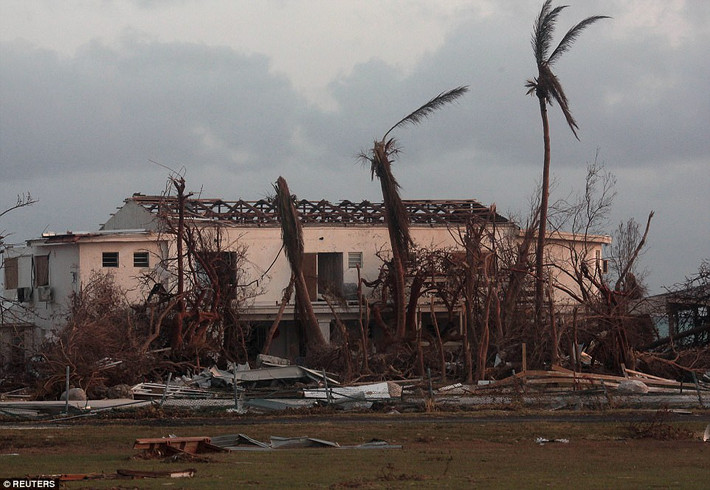 Một tòa nhà trên đảo bị tốc mái dưới sức gió giật mạnh 298 km/h của siêu bão Irma. Ảnh: Reuters.