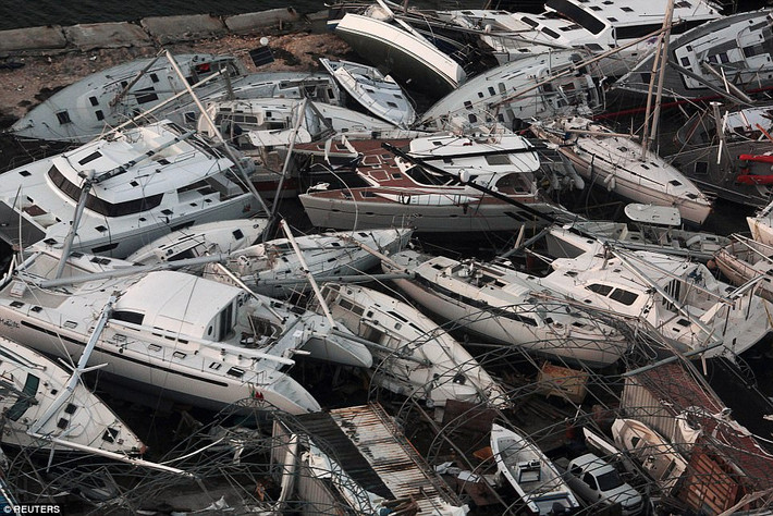 Nhiều du thuyền sang trọng xếp chồng lên nhau trên đảo St. Martin sau bão Irma. Ảnh: Reuters.