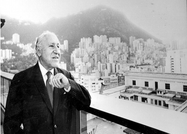 Lawrence Kadoorie qua đời vào năm 1993. Gần đây, gia đình đã công bố 60 bức ảnh do ông chụp về cuộc sống đời thường ở Hong Kong những năm 1950.