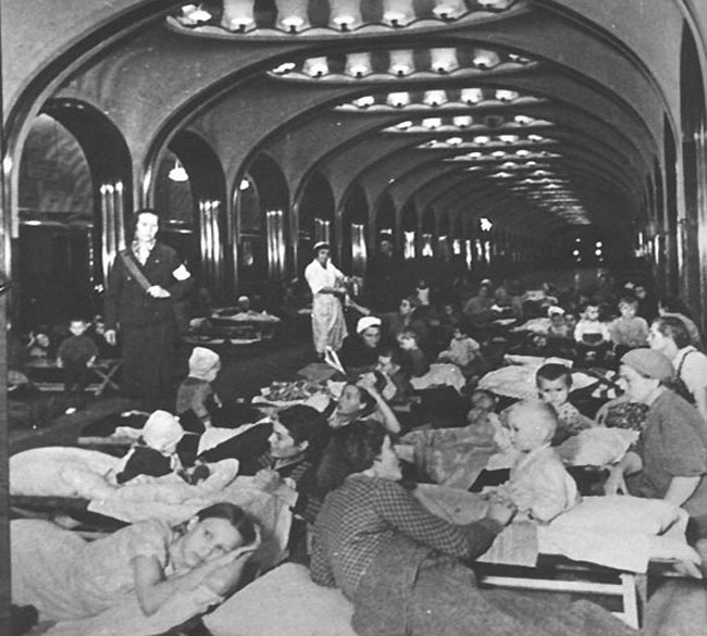 Rất nhiều người tránh bom trong ga tàu điện ngầm Mayakovskaya năm 1942. Bức ảnh do A.Shaikhet ghi lại. Ảnh: ER.