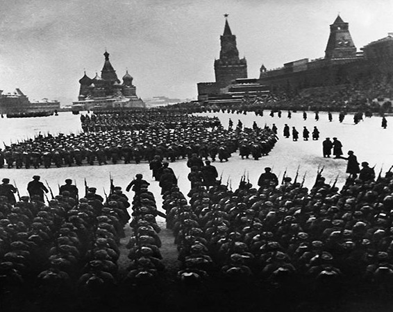 Buổi diễu binh ở thủ đô Moscow năm 1941 trong thời kỳ Thế chiến II. Ảnh: ER.
