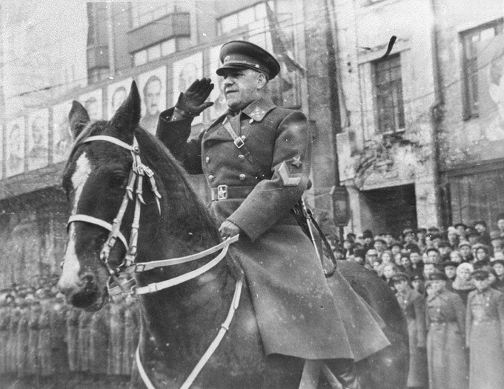 Nguyên soái Zhukov (của Liên Xô) là một trong những vị tướng nổi danh thế giới trong thời kỳ Chiến tranh Thế giới thứ hai. Bức ảnh do nhiếp ảnh gia Yakov Ryumkin ghi lại. Ảnh: ER.