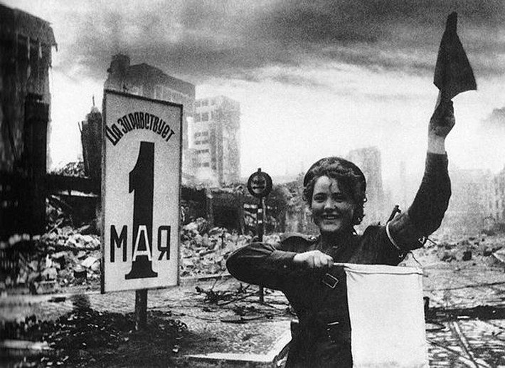 Nữ chiến sĩ Liên Xô làm nhiệm vụ điều tiết giao thông trên đường phố ngày 1/5/1945. Ảnh: ER.