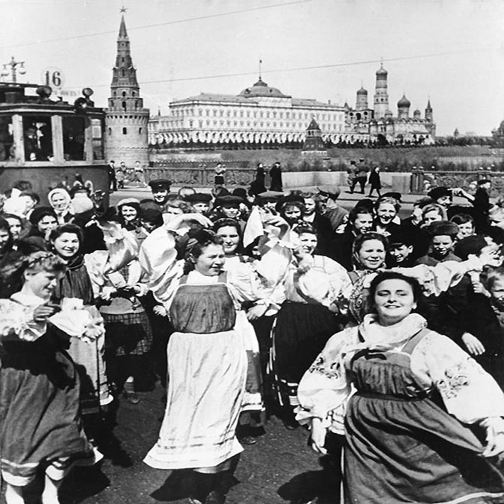 Người dân ở Moscow ăn mừng chiến thắng năm 1945. Bức ảnh do A. Ustinov ghi lại. Ảnh: ER.