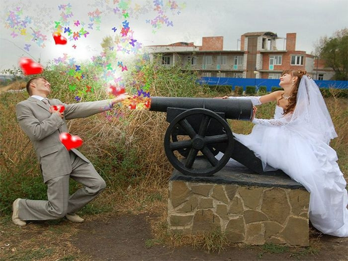 Cô dâu dùng súng thần công để "hạ gục" chú rể. Ảnh: ER.