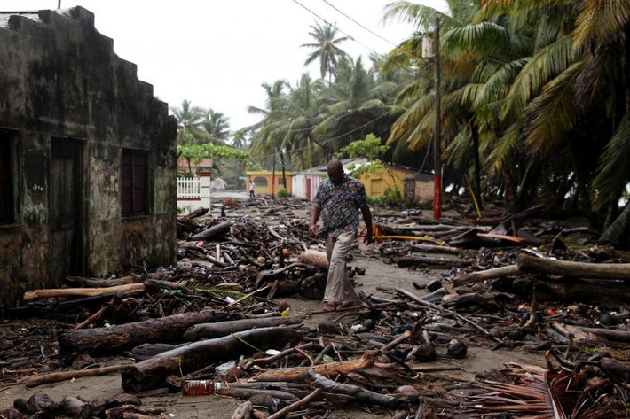Người đàn ông đi qua con đường ngổn ngang ở Nagua sau khi siêu bão Irma tấn công Cộng hòa Dominica. Ảnh: Reuters.