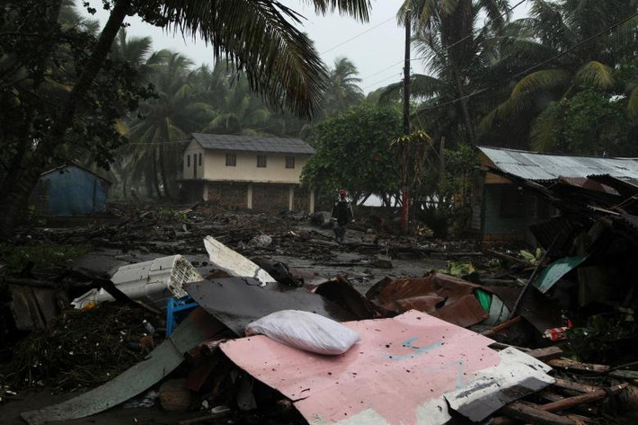 Một cư dân đi giữa đống đổ nát ở Nagua. Ảnh: Reuters.