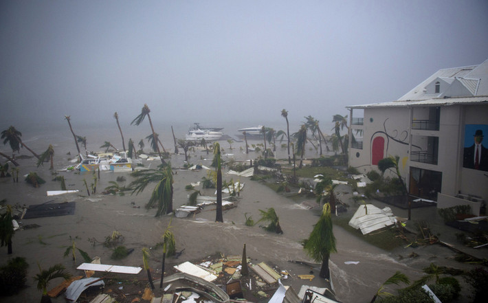 Theo The Atlantic, ít nhất 10 người thiệt mạng sau khi siêu bão Irma cày nát vùng Caribe. Trong đó, đảo Saint Martin được cho là nơi chịu ảnh hưởng nặng nề nhất. Ảnh: Cảnh tượng ngập lụt xung quanh khách sạn Mercure ở Marigot trên đảo Saint Martin hôm 6/9. Ảnh: Atlantic.