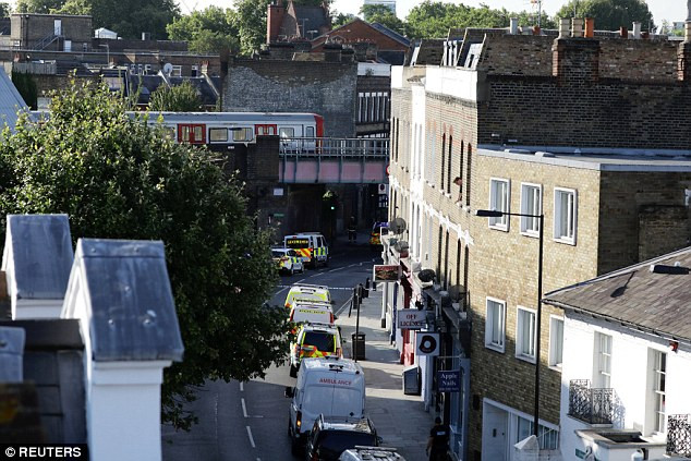 Xe cảnh sát xếp hàng dài trên đường phố London. Ảnh: Reuters.