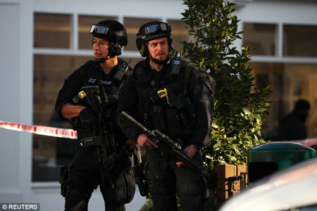 Cảnh sát có vũ trang phong tỏa gần nhà ga Parsons Green. Ảnh: Reuters.