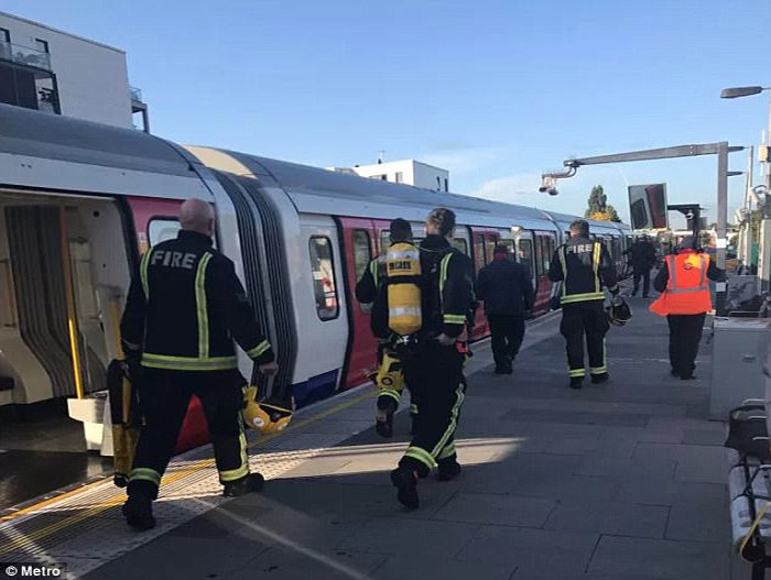 Lính cứu hỏa nhanh chóng tới hiện trường vụ nổ. Ảnh: Metro.