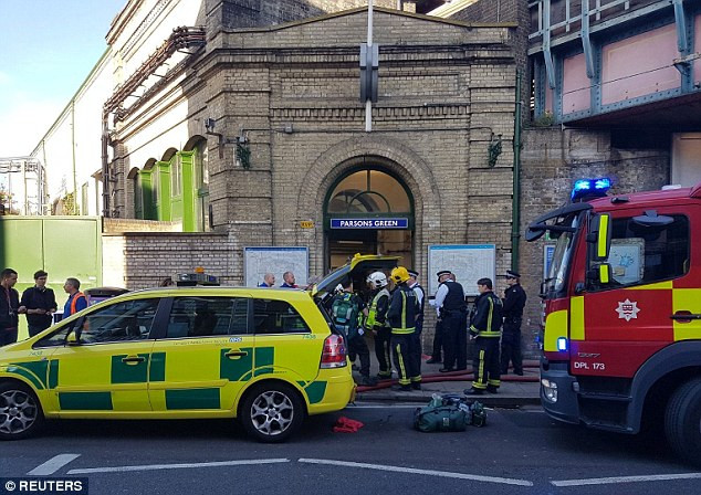Lực lượng cứu hộ có mặt tại hiện trường vụ nổ ở nhà ga Parsons Green, Tây London, ngày 15/9. Ảnh: Reuters.