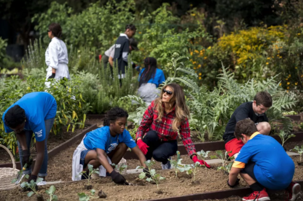 Bà Melania ngồi trồng rau cùng các em nhỏ. Ảnh: Washington Post.