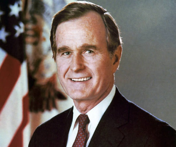 Cựu Tổng thống George H.W. Bush từng suýt chết sau khi máy bay của ông bị bắn rơi trong thời kỳ Chiến tranh Thế giới Thứ hai. Ảnh: ATI.