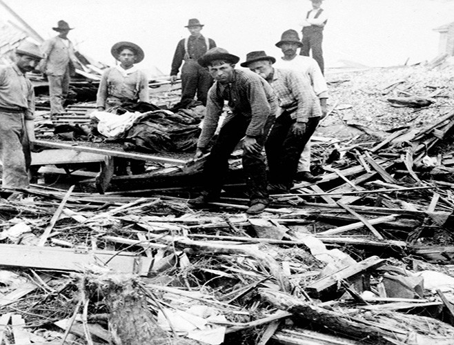 Gây chết chóc nhất trong lịch sử nước Mỹ là siêu bão Galveston, đổ bộ vào thành phố Galveston của bang Texas vào năm 1900. Cơn bão mạnh cấp 4 này đã cướp đi sinh mạng của khoảng 12 nghìn người và cuốn trôi hơn 3.000 ngôi nhà. Ảnh: DT.