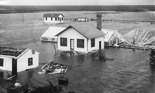 Năm 1928, một trận bão mạnh cấp 5 tấn công nước Mỹ, khiến nước hồ Okeechobee ở bang Florida tràn bờ. Hàng loạt ngôi nhà đã bị cuốn trôi và ít nhất 2.500 người được cho là đã bị chết đuối. Ảnh: DT.