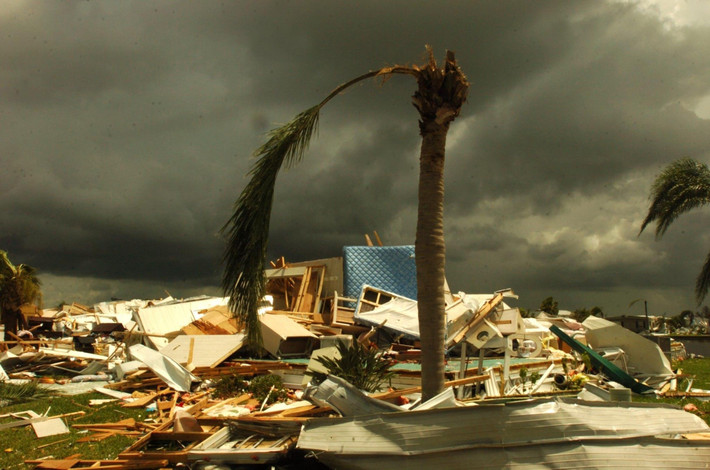 Năm 2004, siêu bão Charley càn quét qua Port Charlotte và Punta Gorda, sau đó tiếp tục tiến về miền trung Florida. Trận bão đã gây thiệt hại ước tính 15 tỷ USD và khiến khoảng 10 người Mỹ thiệt mạng. Ảnh: DT.
