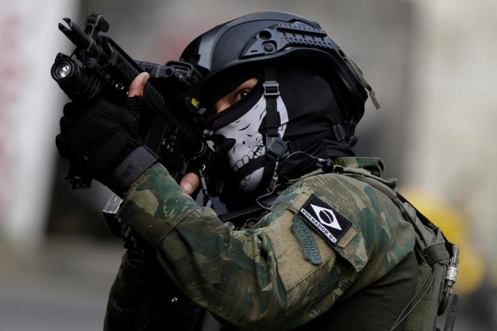 Một binh sĩ Brazil mang theo vũ khí trong chiến dịch trấn áp tội phạm tại khu ổ chuột Rocinha. Ảnh: Reuters.