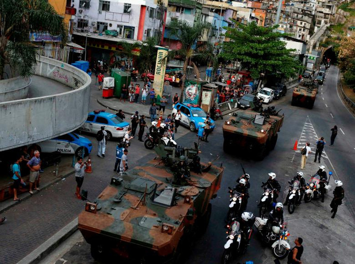 Nhiều xe bọc thép của quân đội Brazil xuất hiện trên đường phố Rio de Janeiro. Ảnh: Reuters.