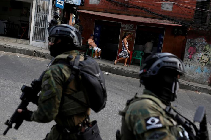 Các binh sĩ Brazil đi tuần tra. Ảnh: Reuters.