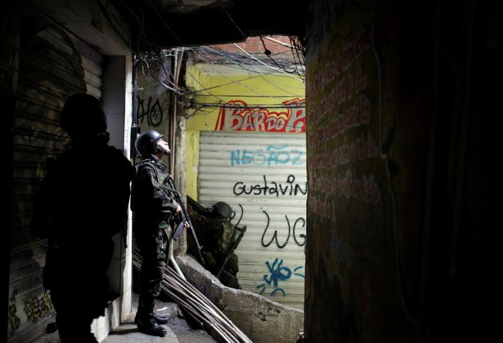Binh sĩ Brazil tuần tra trong khu ổ chuột. Ảnh: Reuters.