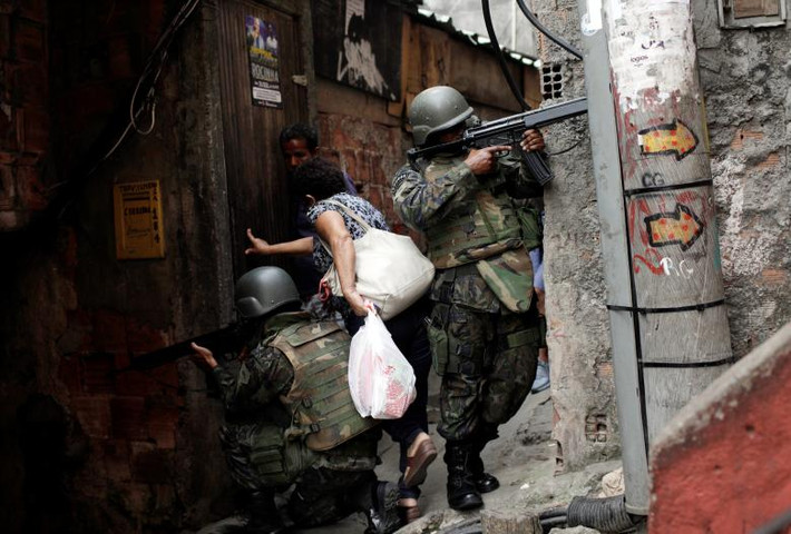 “Quân đội Brazil đã điều động 950 binh sĩ theo đề nghị của chính quyền Rio de Janeiro”, Bộ trưởng Quốc phòng Brazil Raul Jungmann phát biểu trên truyền hình. Ảnh: Reuters.